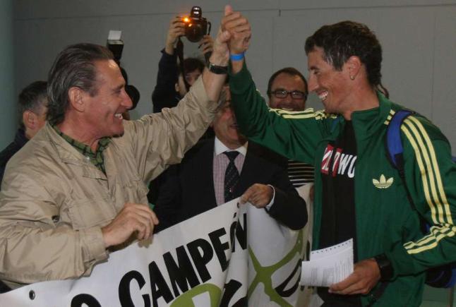 Miembros del Club Rías Baixas reciben a Gustavo Rodríguez en Peinador. // Jesús de Arcos